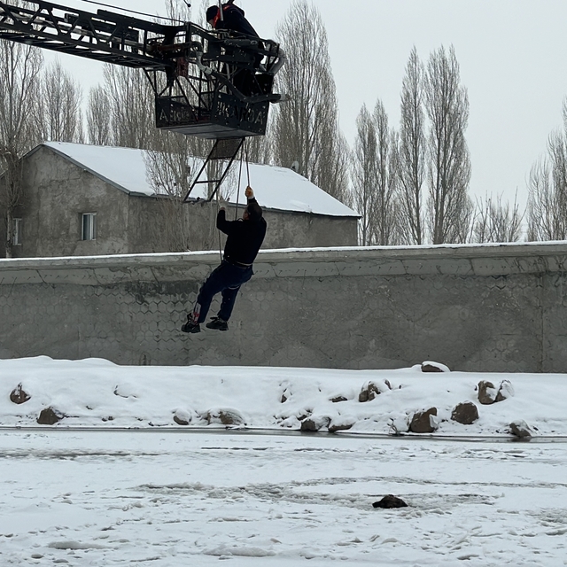 Ağrı'da donan nehirden geçerken kırılan buz tabakasında sıkışan köpek kurta...