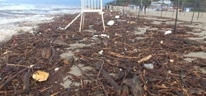 Burhaniye'de sel suları plajı çöplüğe çevirdi
