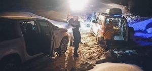 Kardan kapanan yol 6 saatte açıldı, hasta kadın hastaneye kaldırıldı