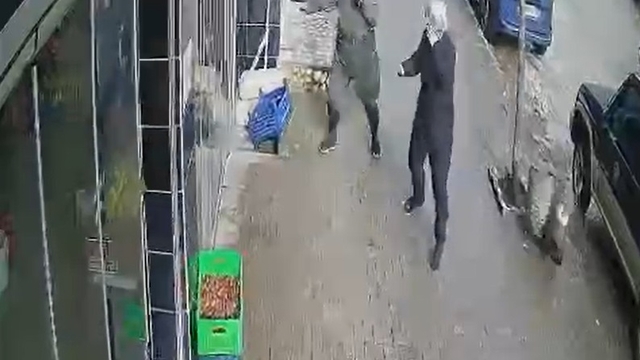 Ordu´da kuvvetli rüzgar; ağaca tutunarak ayakta kalabildi