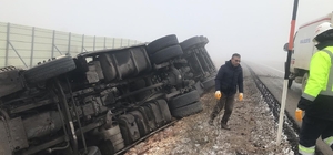 Sivas'ta devrilen tırın sürücüsü yaralandı 