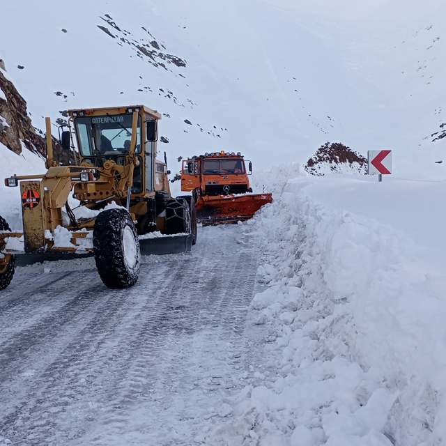 Kar ve çığın kapattığı Hakkari-Şırnak kara yolu, ulaşıma açıldı