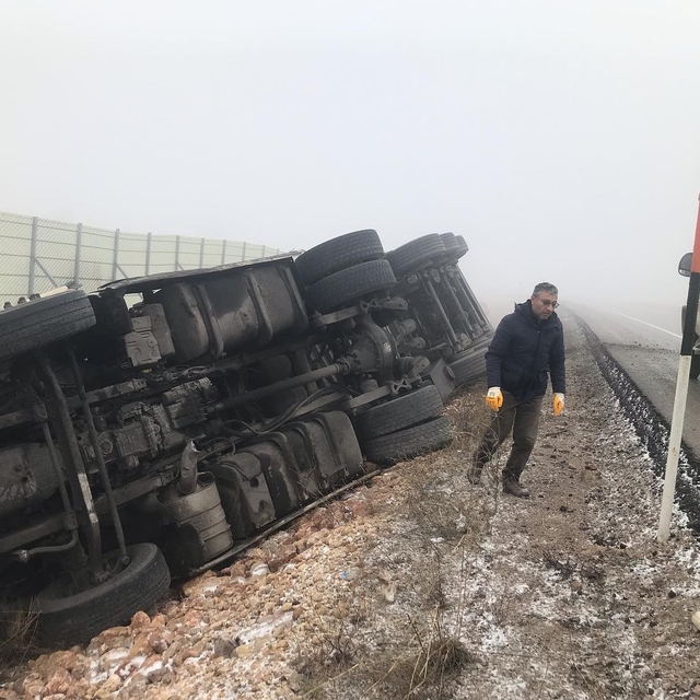Sivas'ta devrilen tırın sürücüsü yaralandı