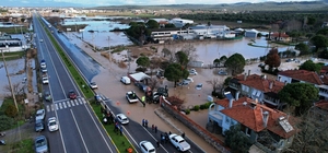 Ayvalık'ta sağanak; dere taştı, ev ve iş yerlerini su bastı