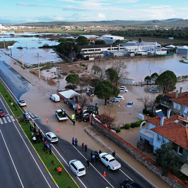 Ayvalık'ta sağanak; dere taştı, ev ve iş yerlerini su bastı