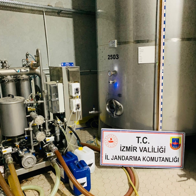 İzmir'de 5 bin 800 litre etil alkol ele geçirildi