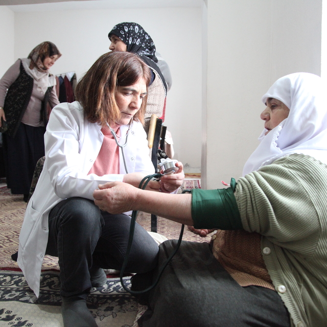 Sağlık çalışanları köylere giderek vatandaşların sağlık taramasını yapıyor