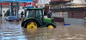 İzmir'de sağanak; Dikili'de ev ve iş yerlerini su bastı, okullar tatil edil...