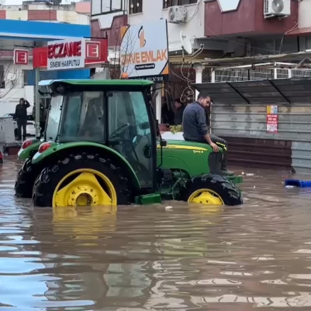 İzmir'de sağanak; Dikili'de ev ve iş yerlerini su bastı, okullar tatil edil...