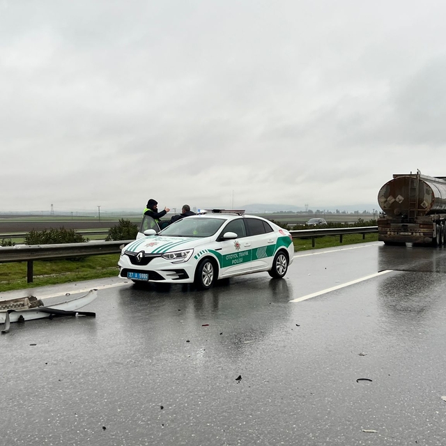 Gaziantep'te refüje çarpan tırın sürücüsü yaralandı