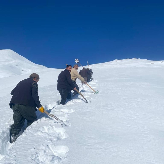 Su şebekeleri çığdan zarar gören mahalleli, başka kaynaktan hat çekerek evl...