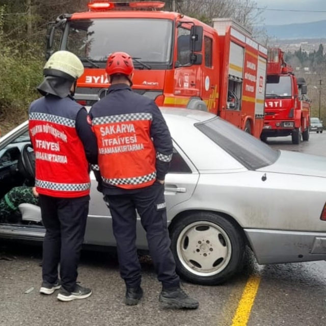 Sakarya'da kamyonetle çarpışan otomobilin sürücüsü yaralandı
