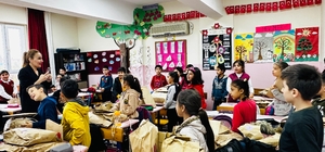 Hatay'da depremzede öğrencilere kıyafet ve oyuncak yardımı 