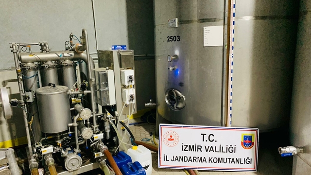 İzmir'de kaçak etil alkol imalatı yapılan işletmeye operasyon