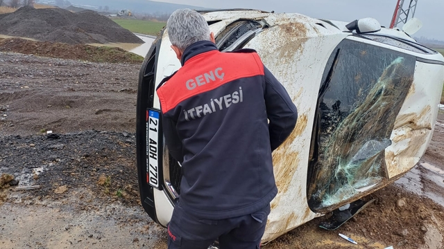 Bingöl'de devrilen otomobildeki 1 kişi yaralandı
