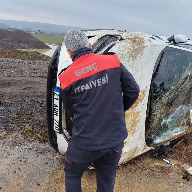 Bingöl'de devrilen otomobildeki 1 kişi yaralandı