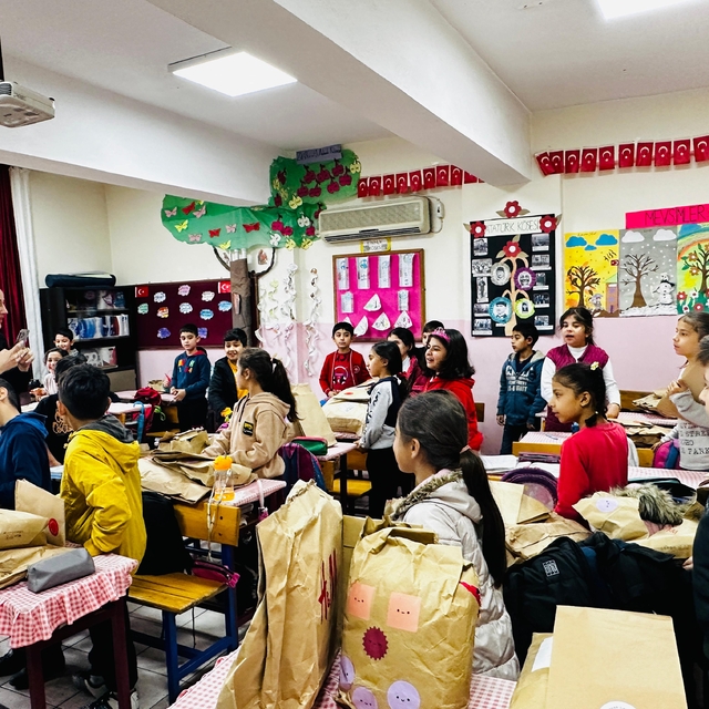 Hatay'da depremzede öğrencilere kıyafet ve oyuncak yardımı