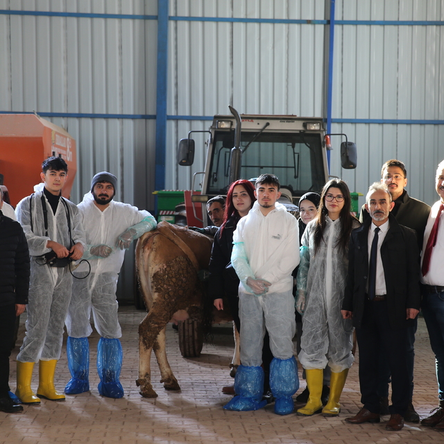 TOGÜ öğrencilerine çiftlikte uygulamalı eğitim verildi