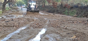 GÜNCELLEME - Ayvalık'ta sağanak su baskınlarına neden oldu, midibüste mahsu...