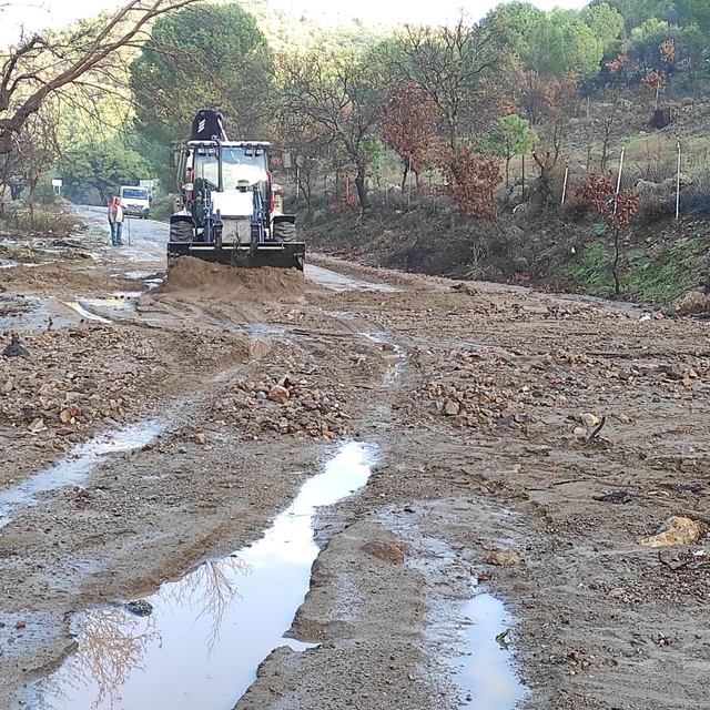 GÜNCELLEME - Ayvalık'ta sağanak su baskınlarına neden oldu, midibüste mahsu...