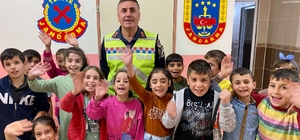 Muş'ta jandarma ekipleri öğrencileri trafik kuralları konusunda bilgilendir...