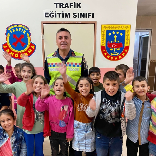 Muş'ta jandarma ekipleri öğrencileri trafik kuralları konusunda bilgilendir...