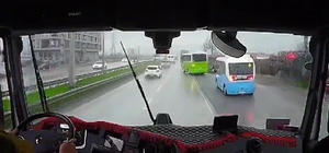 Yolcu minibüsü sürücüsünün trafikteki tehlikeli anları kamerada