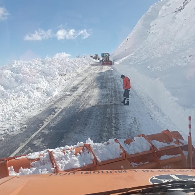 Çığ nedeniyle kapanan Hakkari-Şırnak kara yolu açıldı