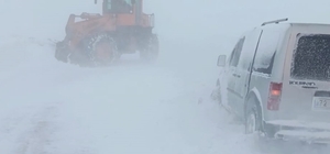Muş'ta kar ve tipi nedeniyle yolda mahsur kalanlar ekiplerce kurtarıldı