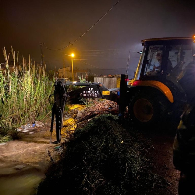 Antalya'da sağanak yaşamı olumsuz etkiliyor