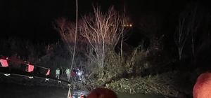 Siirt'te çaya düşen otomobilin sürücüsü vinç yardımıyla kurtarıldı