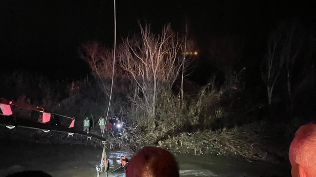 Siirt'te çaya düşen otomobilin sürücüsü vinç yardımıyla kurtarıldı