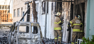 İzmir'de kozmetik ürünleri deposunda çıkan yangında 1 işçi öldü