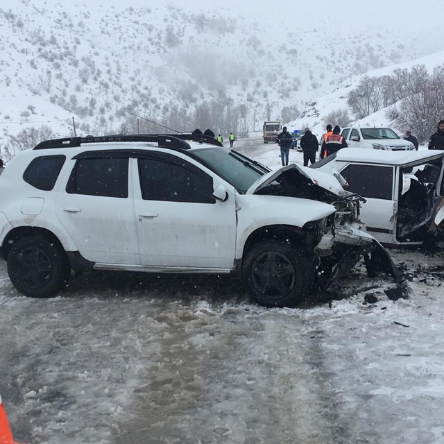 Sivas'ta iki otomobil çarpıştı, 1 kişi öldü, 6 kişi yaralandı