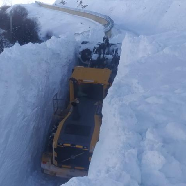 Hakkari'de ekipler kar kalınlığının 7 metreyi bulduğu bölgede kapalı yollar...