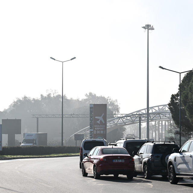 İzmir'de uçak seferlerine sis engeli