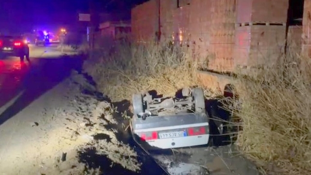 Köpeklere çarpmamak için manevra yapan sürücünün otomobili takla attı; 3 yaralı