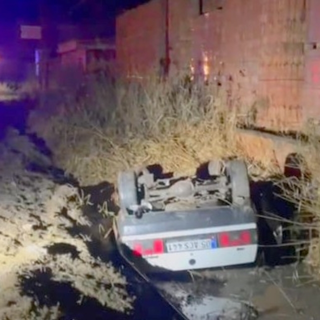 Köpeklere çarpmamak için manevra yapan sürücünün otomobili takla attı; 3 ya...