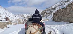 Van'da elektrik arıza ekibi, kesinti olan bölgeye atlarla ulaştı