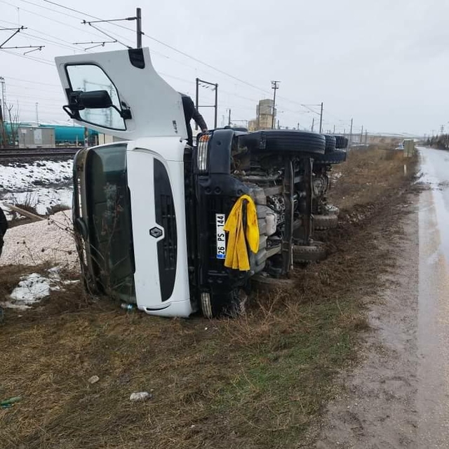 Eskişehir'de devrilen kamyonun sürücüsü yaralandı
