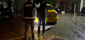 Ayvalık'ta 5 düzensiz göçmen ile göçmen kaçakçılığı şüphelisi yakalandı