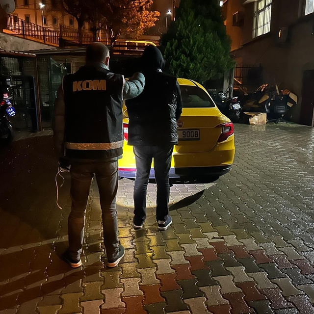 Ayvalık'ta 5 düzensiz göçmen ile göçmen kaçakçılığı şüphelisi yakalandı