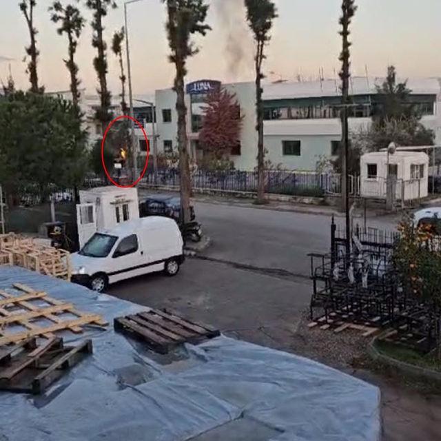İzmir'de parfüm fabrikasında yangın: 1 ölü, 3 yaralı (2)