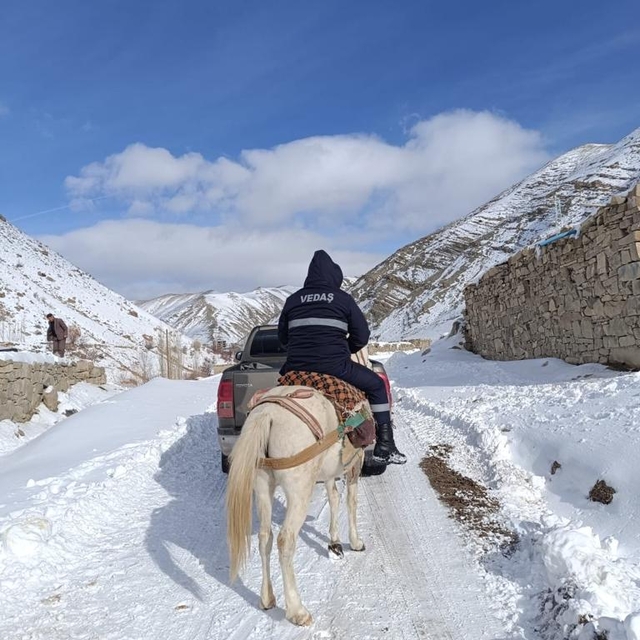Van'da elektrik arıza ekibi, kesinti olan bölgeye atlarla ulaştı