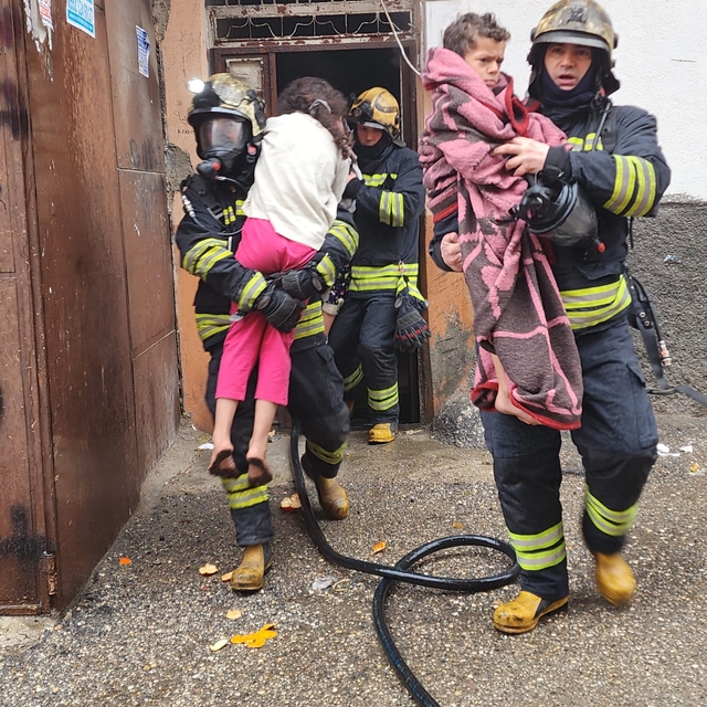 Gaziantep'te yangın çıkan binada mahsur kalan 12 kişi kurtarıldı