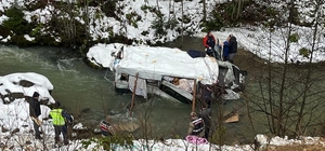 Gümüşhane'de dereye yuvarlanan minibüsün sürücüsü yaralandı