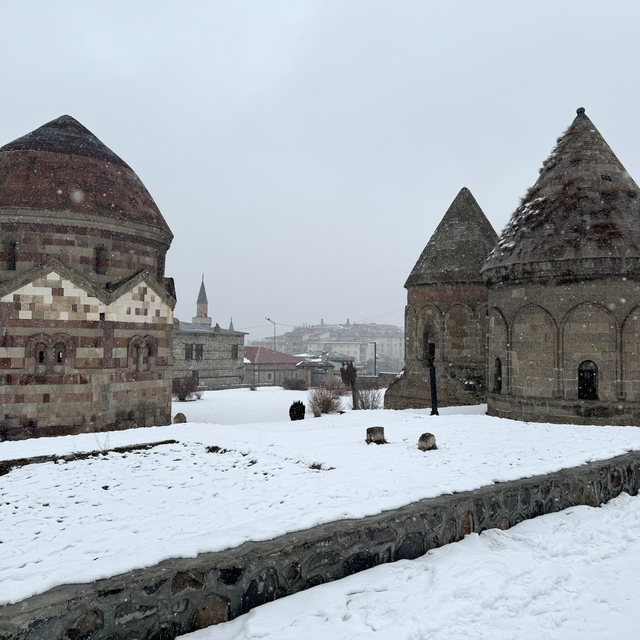 Erzurum'da soğuk hava yerini kar yağışına bıraktı