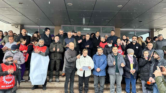 Çöp kamyonundan düşüp ağır yaralanan işçinin ailesinden `ihmal´ iddiası