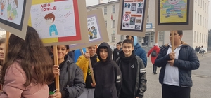 Konya'da öğrenciler akran zorbalığına dikkat için yürüdü