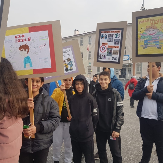 Konya'da öğrenciler akran zorbalığına dikkat için yürüdü
